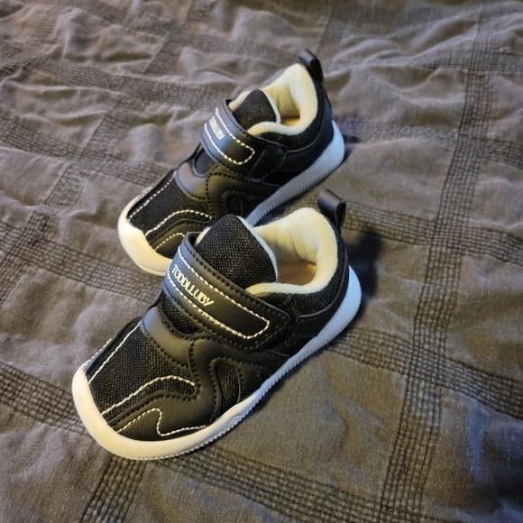 Toddler shoes size 5 velcro strap - Picture 6 of 7